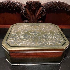 PM010926 Elegant Decorative Tin Box
